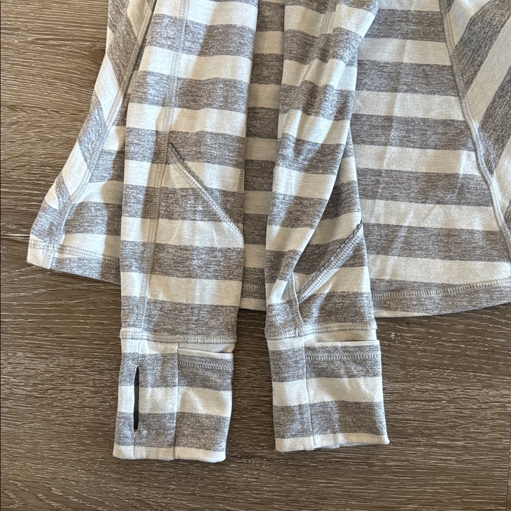 LuLuLemon long sleeve Top Size 6 - Picture 6 of 6